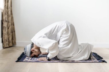 Sujud duruş dua Müslüman çocuk