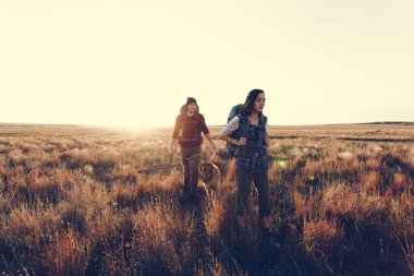 Vahşi doğada birlikte yürüyüş yapan bir çift.