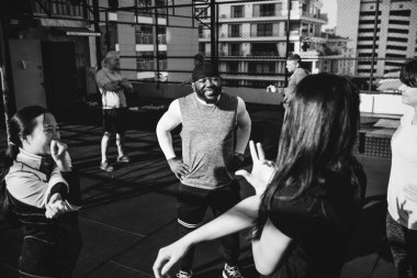 Açık bir spor salonunda emekçilerin