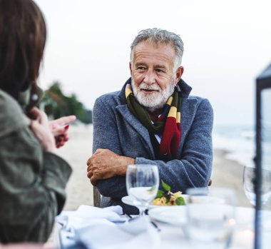 Bir akşam yemeği yaşlılar plajda parti