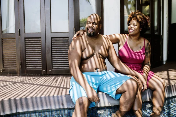 Paar Sitzt Zusammen Pool Des Resorts — Stockfoto