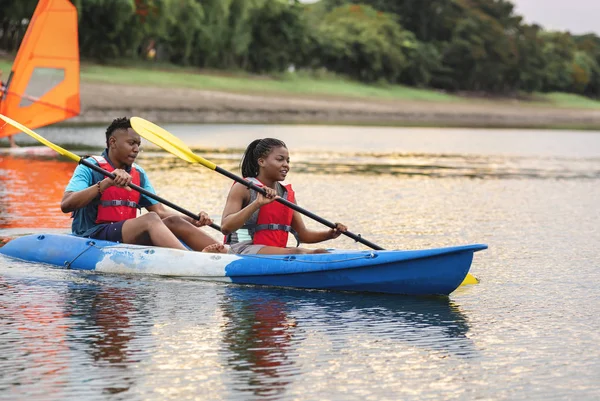 Couple Canoeing Lake — Stock Photo, Image