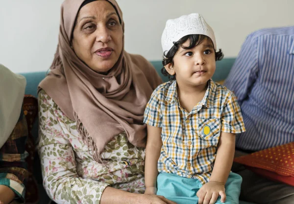 Büyükannesi ile oturan Müslüman çocuk