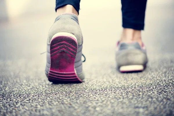 Mujer Caminando Por Camino —  Fotos de Stock