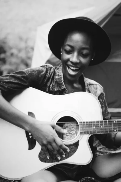 Femme Jouant Une Chanson Guitare — Photo
