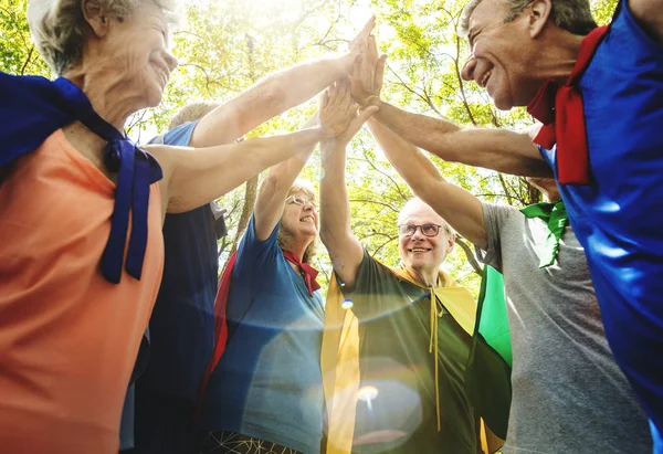 Barnsliga Seniorer Superhjältar Ger Hög Fem — Stockfoto