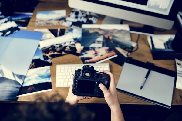 Geschäftsfrau Arbeitet Mit Kamera — Stockfoto