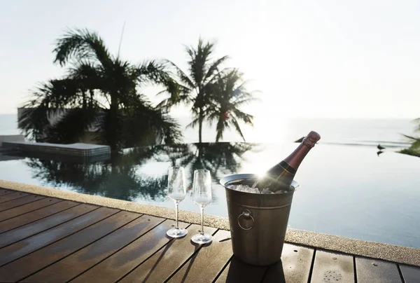 Soğutulmuş gül prosecco havuzun yanında