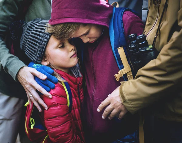 家庭在森林里失落和寒冷 悲伤的孩子在父母的怀抱中 — 图库照片