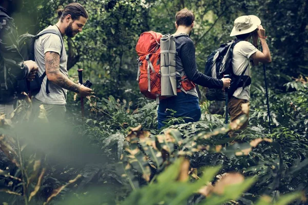 Mężczyźni Trekking Lesie — Zdjęcie stockowe