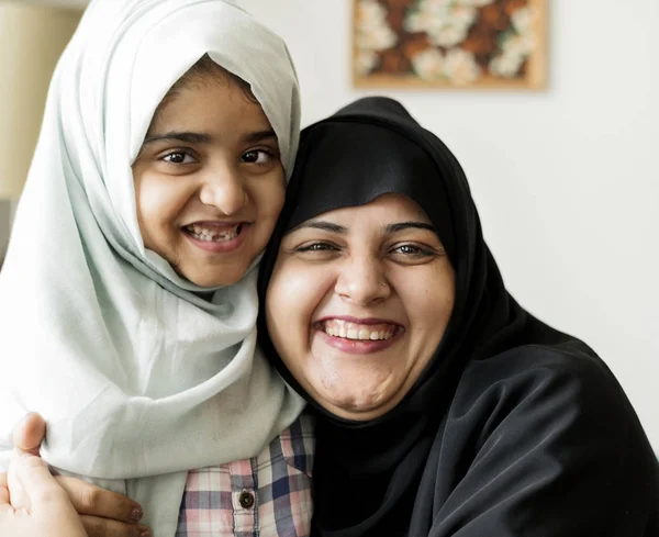 Retrato Sorridente Uma Mãe Muçulmana Uma Filha — Fotografia de Stock