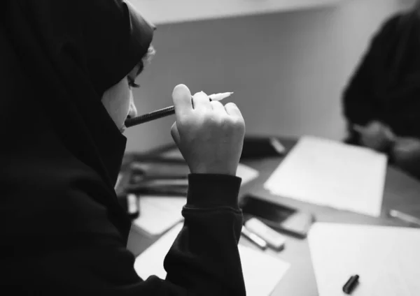 Jovens Estudantes Muçulmanos Aprendendo Sala Aula — Fotografia de Stock