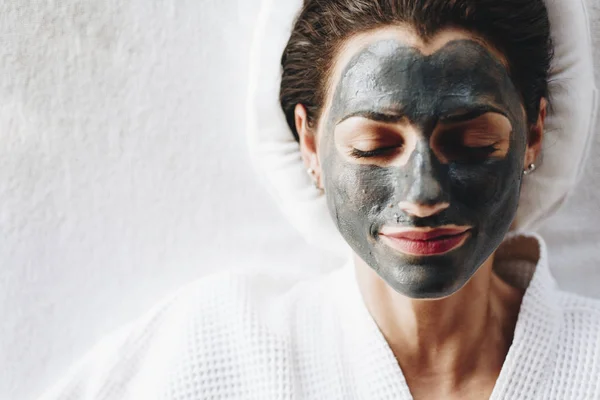 Mulher Relaxante Com Uma Máscara Facial Carvão Vegetal — Fotografia de Stock