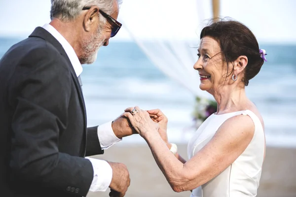 Щаслива Зріла Пара Одружується Пляжі — стокове фото