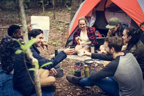 Amigos Acampar Floresta Juntos — Fotografia de Stock