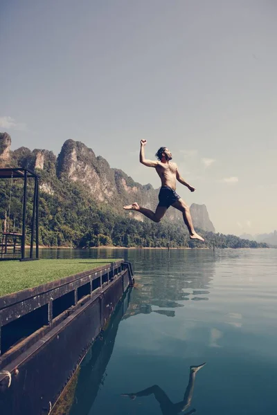 Uomo Che Salta Con Gioia Vicino Lago — Foto Stock