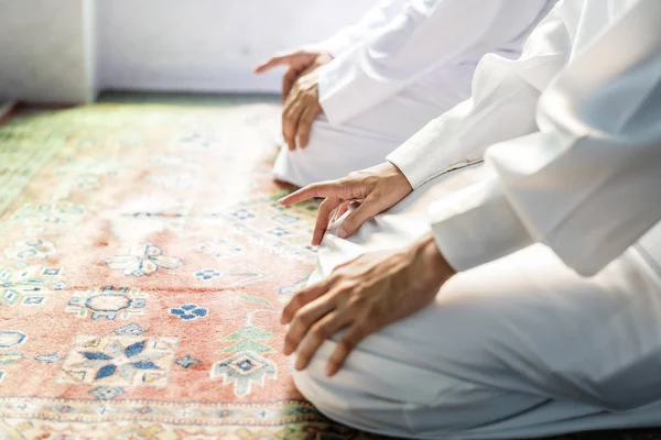 Мусульмане Молятся Позе Ташаххуда — стоковое фото