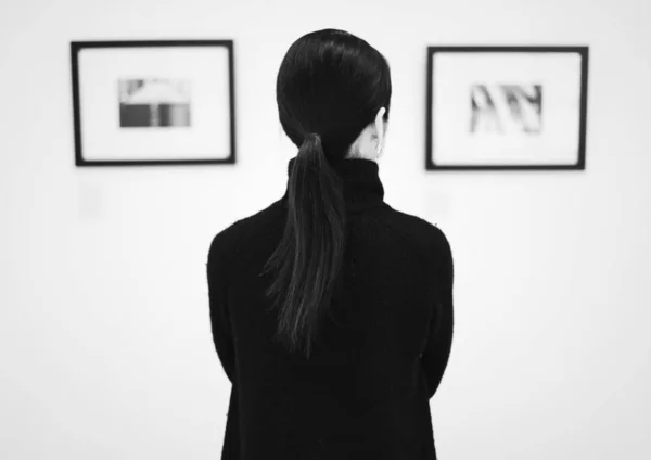 Mulher Olhando Para Uma Exposição Arte — Fotografia de Stock