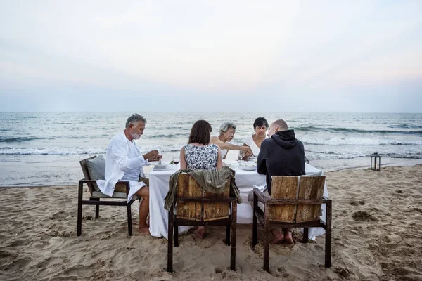 Party Dojrzałe Znajomych Kolację Plaży — Zdjęcie stockowe