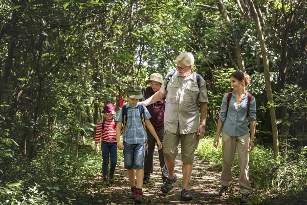家庭与孩子在森林里徒步旅行 — 图库照片