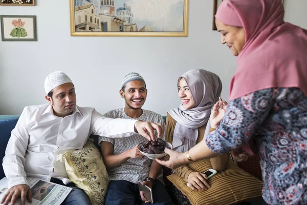 Família Muçulmana Tendo Secado Datas Como Lanche — Fotografia de Stock