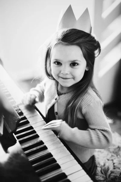 Petite Fille Caucasienne Jouer Piano — Photo