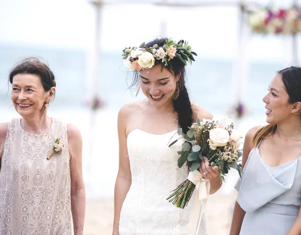 Annesi, kumsalda yürüyüş gelinin nedimesi olan neşeli gelin