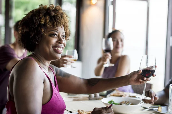 Bir restoranda kutlama arkadaş grubu