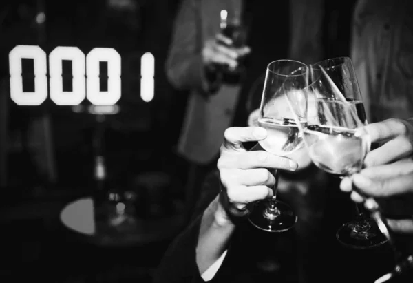 Leute Stoßen Mit Einem Glas Champagner Auf Eine Nye Party — Stockfoto