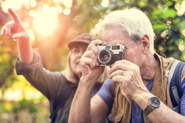 Trekker Senior Prenant Une Photo Avec Appareil Photo — Photo