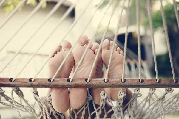 Casal Descansando Juntos Uma Rede — Fotografia de Stock