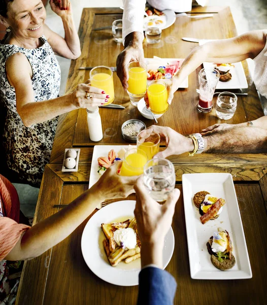 Üst düzey insanlar yemek kahvaltı