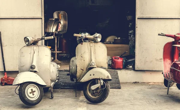 Velha Scooter Estacionado Uma Rua — Fotografia de Stock