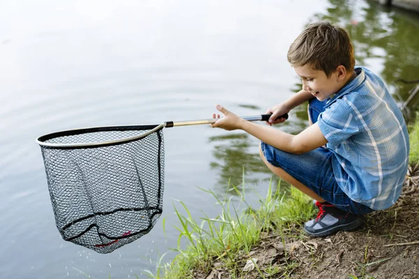 Garçon Accroupi Par Rivière Pêche Avec Filet — Photo