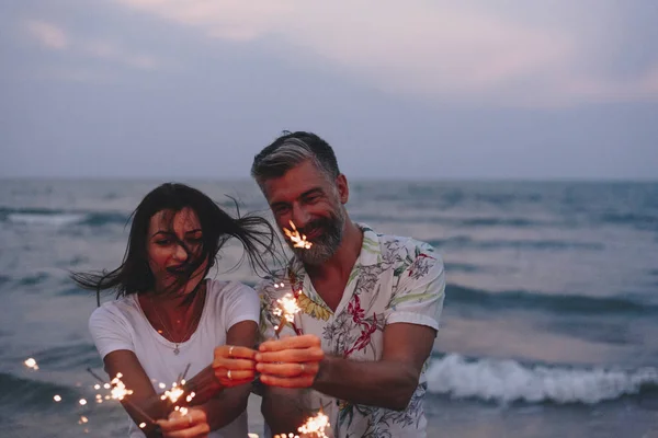 Coppia Che Festeggia Con Scintille Spiaggia — Foto Stock