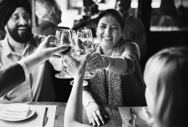 India Pareja Haciendo Brindis Con Sus Amigos —  Fotos de Stock