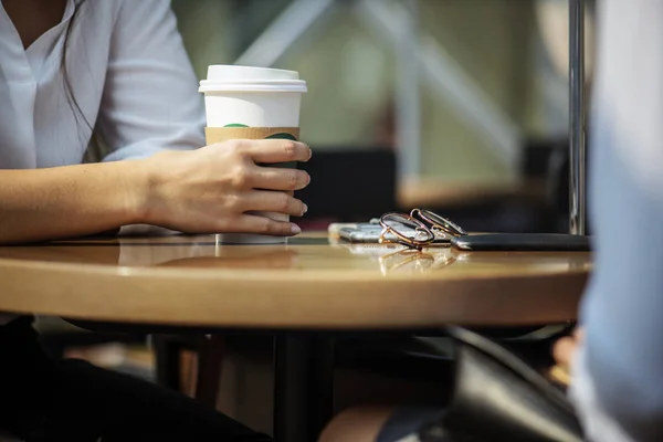 Kvinna Njuta Morgonkaffet — Stockfoto