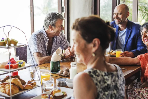 Arkadaşlar bir otelde kahvaltı