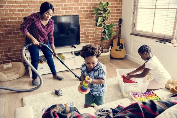 Familia Negra Limpiando Casa Juntos — Foto de Stock