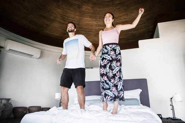 Genç çift yatakta atlama
