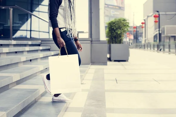 Donna Godere Shopping Nel Centro Commerciale — Foto Stock