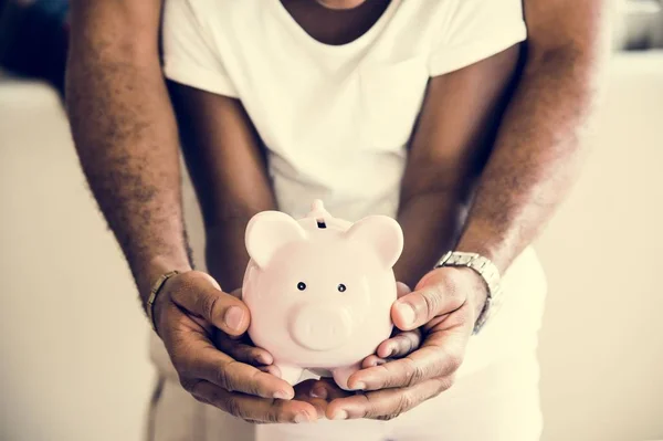 Papá Hija Sosteniendo Alcancía Las Manos — Foto de Stock