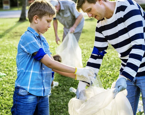 Bambini Raccolgono Spazzatura Nel Parco — Foto Stock