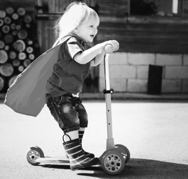 Щасливий Маленький Хлопчик Грає Уявного Супергероя — стокове фото