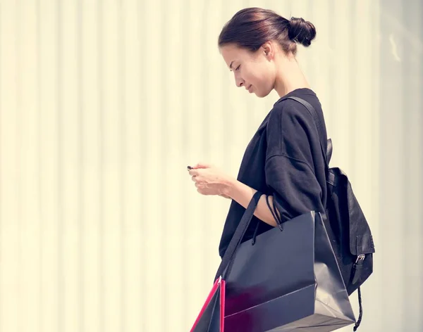 Chica Llevando Montón Bolsas Compras — Foto de Stock