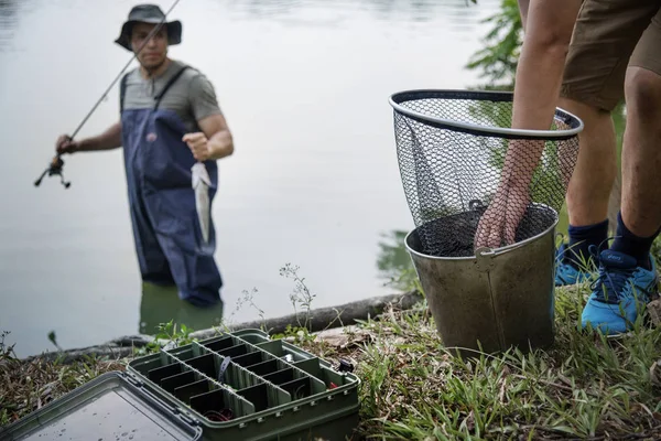 湖で釣りをする男性 — ストック写真