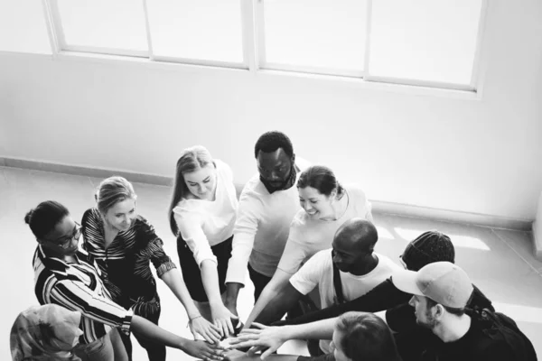 Diversiteit Teamwork Met Gekoppelde Handen — Stockfoto