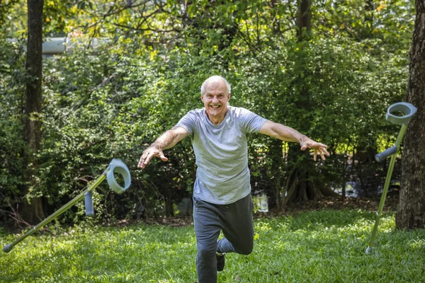 Rehabilitierter Senior Wirft Seine Krücken — Stockfoto