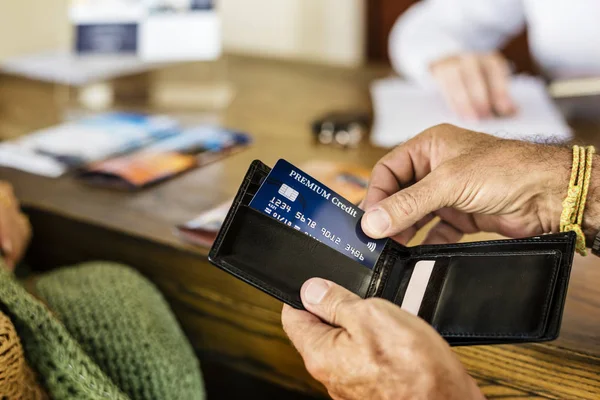 Konuklar otele check-in