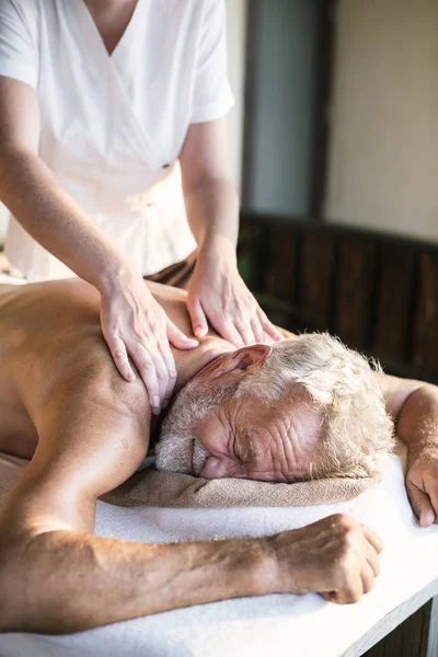 Terapeuta Messaggio Femminile Che Massaggio Una Spa — Foto Stock
